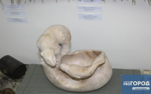 На конкурсе «Мастер года» в Сыктывкаре показали голую женщину-птицу и медведя, который нюхает тюленя (фото)