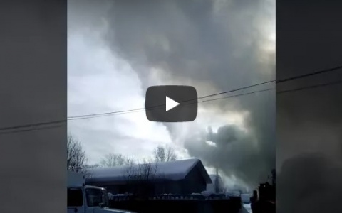 В Сыктывкаре очевидцы сняли на видео, как полыхают два здания, стоящие рядом