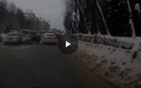 Появилось видео курьезного тройного ДТП в Сыктывкаре на улице Морозова