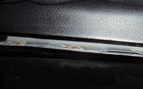 Сыктывкарский водитель рассказал, как после ремонта на СТО с его машины стала отваливаться краска (фото)