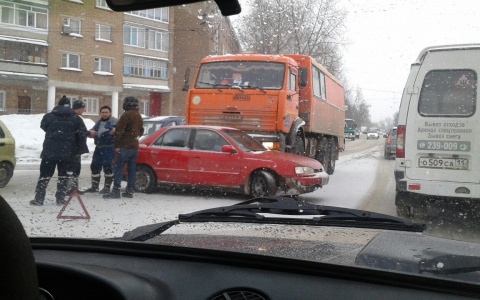 В Сыктывкаре КамАЗ протаранил легковой автомобиль