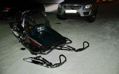 В Коми на перекрестке внедорожник протаранил снегоход (фото)