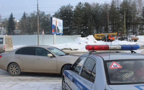 В администрации Путина признали, что сыктывкарская полиция охраняет предвыборные баннеры