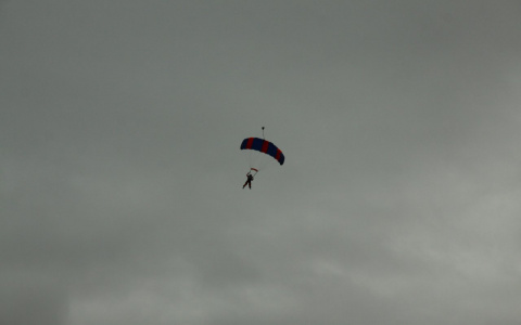 В Коми произошел несчастный случай с пожарным, который на учениях прыгнул с парашютом