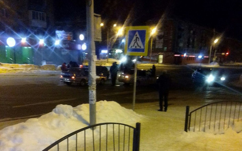 В Сыктывкаре столкнулись два автомобиля службы такси (фото)