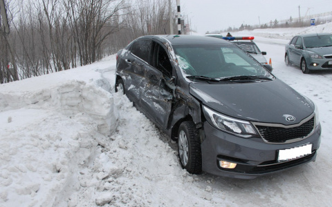 В Коми пьяный водитель «Киа» столкнулся с «КамАЗом», пострадала беременная девушка