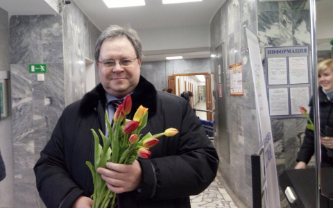 100 тюльпанов и группа «Балалайка»: как сыктывкарская мэрия отметила 8 марта (фото, видео)