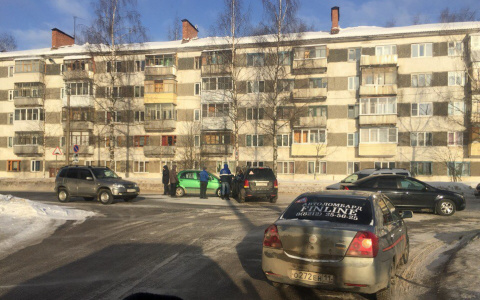 В Сыктывкаре образовалась огромная пробка из-за ДТП в утренний час пик