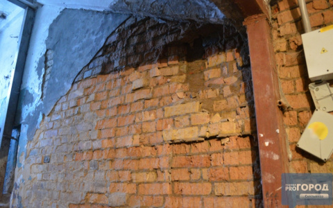 В интернете появилось видео про дом в центре Сыктывкара, который рушится на глазах