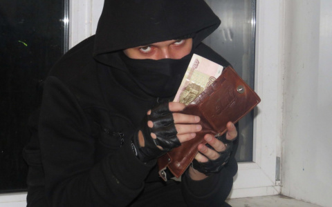 В Коми полиция задержала мужчину, который ворвался в магазин в маске и с топором