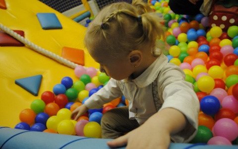 В Сыктывкаре девочка сломала позвоночник в детской комнате торгового центра