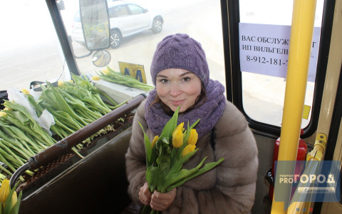 8 марта в Сыктывкаре всем женщинам в автобусе дарили цветы
