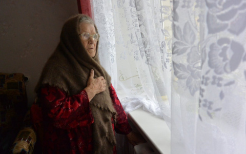 В Коми парень сломал бабушке пальцы за то, что она заступилась за девушку