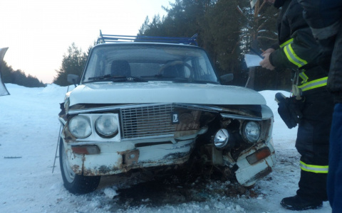 В Коми на свободной автодороге «шестерка» въехала в трактор