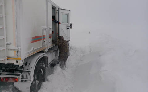 В Коми три человека замерзали на трассе после ночного ДТП