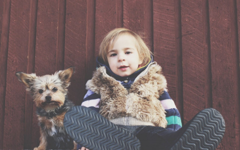 В Сыктывкаре на улице прохожие нашли одинокого мальчика без обуви