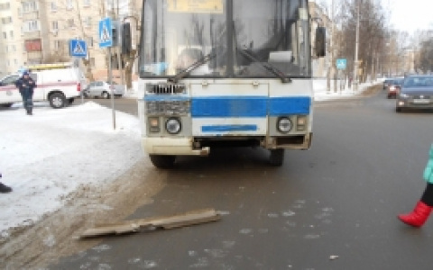 В Сыктывкаре в утренний час пик пожилой водитель протаранил пассажирский автобус (фото)