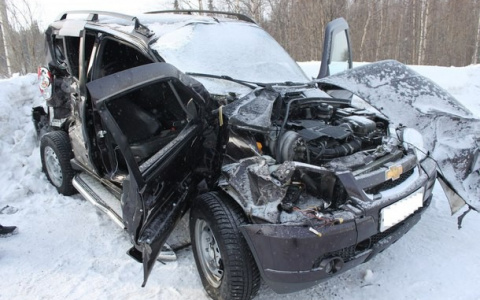 В Коми «Ниву Шевроле» смяло грузовиком (фото)