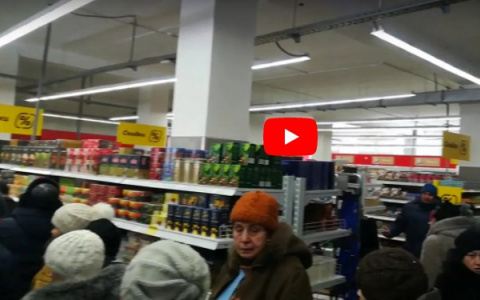 Жители Коми толпой штурмовали новый продуктовый супермаркет (видео)