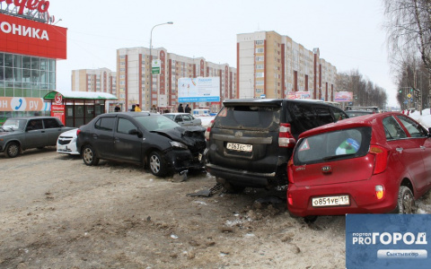 В утренний час пик у торгового центра в Сыктывкаре произошло массовое ДТП (фото)