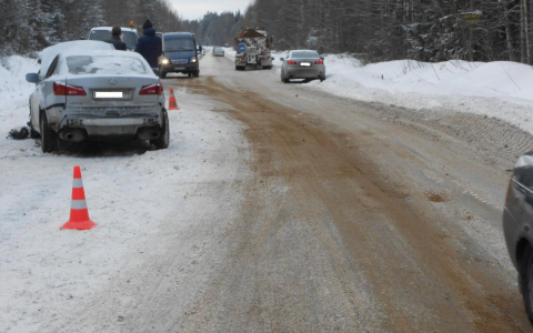 В Коми по вине водителя «Лексуса» в больнице оказалась женщина (фото)
