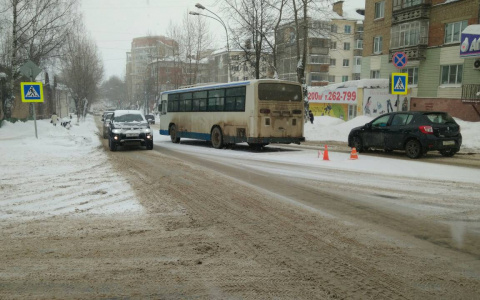 В Сыктывкаре у диагностического центра пассажирский автобус сбил 17-летнюю девушку (фото)