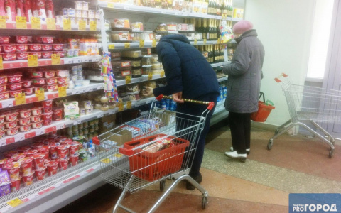 Полная тележка испорченных продуктов: фоторепортаж с рейда по «просрочке» в Сыктывкаре