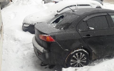 Ирония судьбы: очевидцы сообщили, что в Сыктывкаре снег упал на авто чиновника из управления ЖКХ
