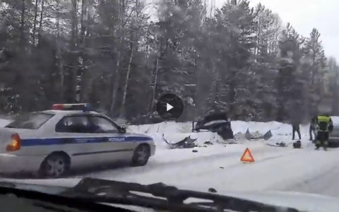 Появилось видео с места ДТП в Коми, где «Лексус» на «встречке» протаранил «Опель»