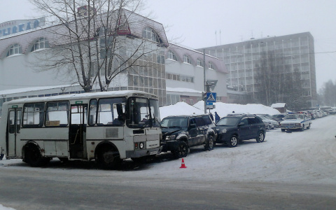 В центре Сыктывкара произошло тройное ДТП с участием автобуса
