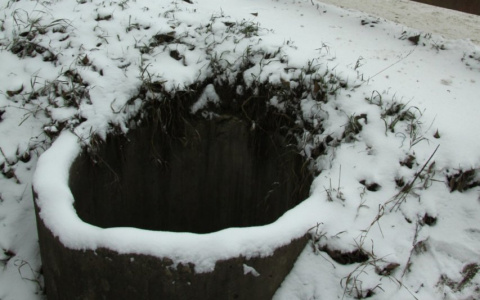 В Сыктывкаре «Хендай Солярис» провалился в люк