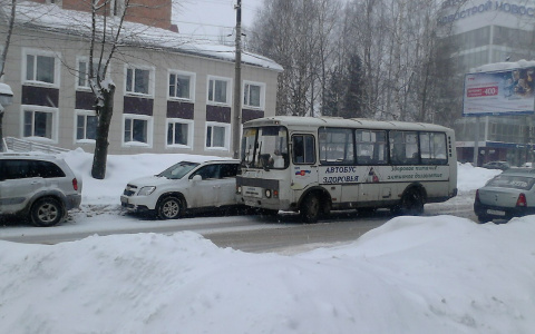 В Сыктывкаре «Автобус здоровья» въехал в припаркованную иномарку