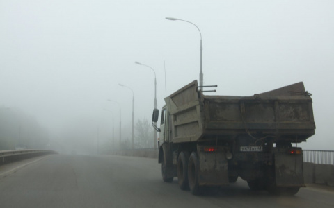 В Сыктывкаре грузовик сбил мужчину, который шел по дороге
