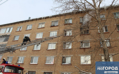 В Сыктывкаре на пожаре в здании, где расположен детсад, пострадали два человека