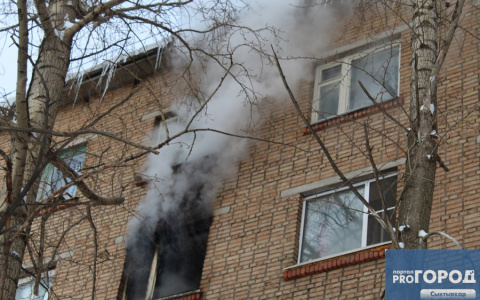 В Сыктывкаре сильный пожар вспыхнул в здании, где расположен детский сад (фото)