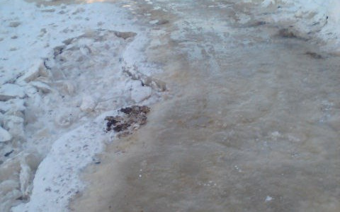 Сыктывкарцам приходится строить мостики, чтобы попасть к автобусной остановке