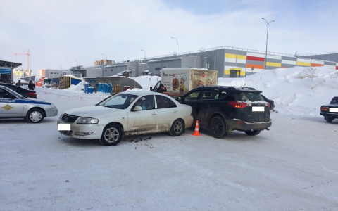 В Сыктывкаре возле «Июня» автоледи сбила пешехода и врезалась в «Рав 4» (фото)