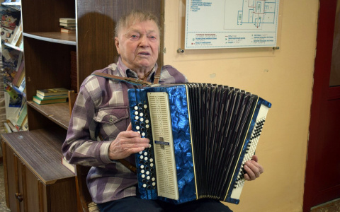 В Коми на выборах президента 90-летний ветеран сыграл на баяне (фото)