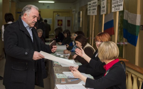 На выборах в Коми флаг республики повесили вверх ногами (фото)