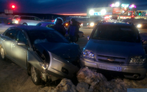 Появились подробности ДТП в Сыктывкаре возле ТРЦ «Макси», где «Тойота» протаранила «Шевроле»