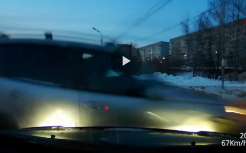 Появилось видео столкновения «Шевроле» и «Тойоты» у ТРЦ «Макси» в Сыктывкаре