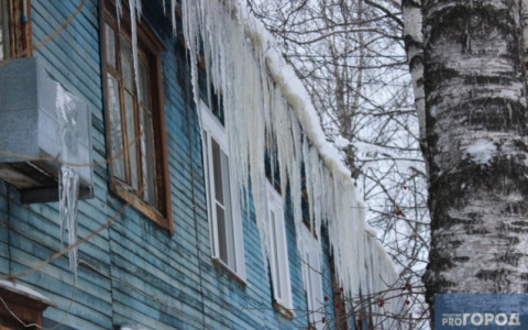 В Сыктывкаре на 18-летнюю девушку с жилого дома упала сосулька