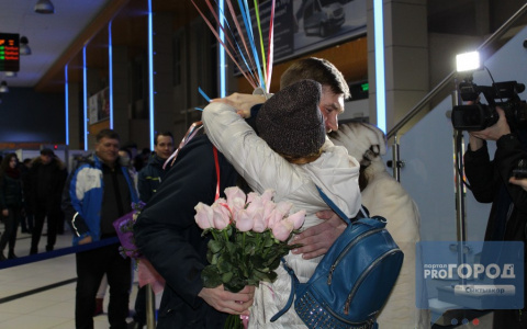 В Сыктывкаре олимпийскую призерку Юлию Белорукову встречали фанаты и ее парень