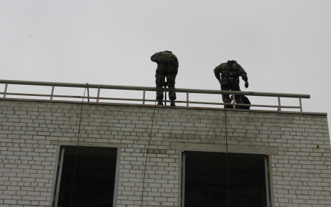 В Сыктывкаре спасатели и полиция уговаривали человека не прыгать с крыши
