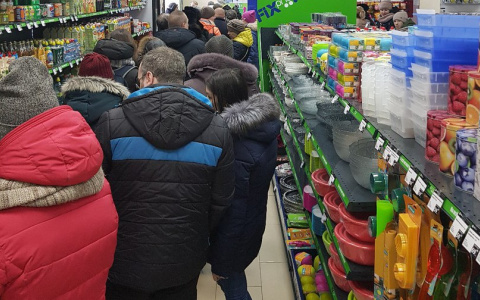 «Народу - как в мавзолее»: жители Коми штурмовали магазин фиксированных цен (фото)