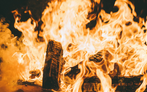 В Коми из-за пожара в жилом доме людей эвакуировали на мороз