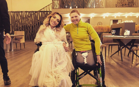 Две знаменитые девушки из Коми в инвалидных креслах встретились в Москве (фото)