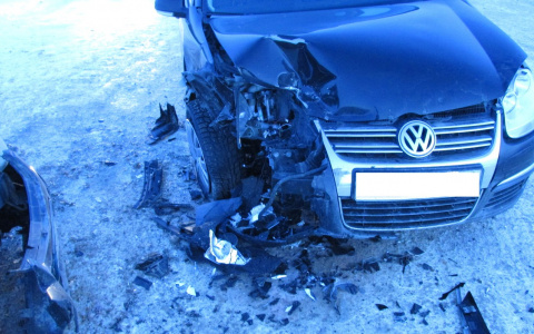 В Коми злостный нарушитель на «Приоре» протаранил «Фольксваген» (фото)