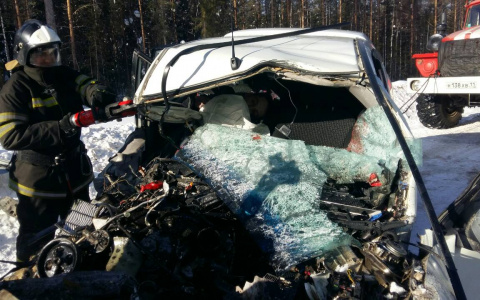 Появились фото с места страшного ДТП в Коми с КамАЗом, где погиб человек (строго 16+)