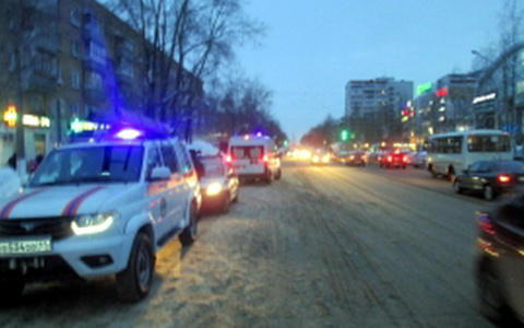 В Сыктывкаре воровка убегала от охранника, но попала под машину (фото)